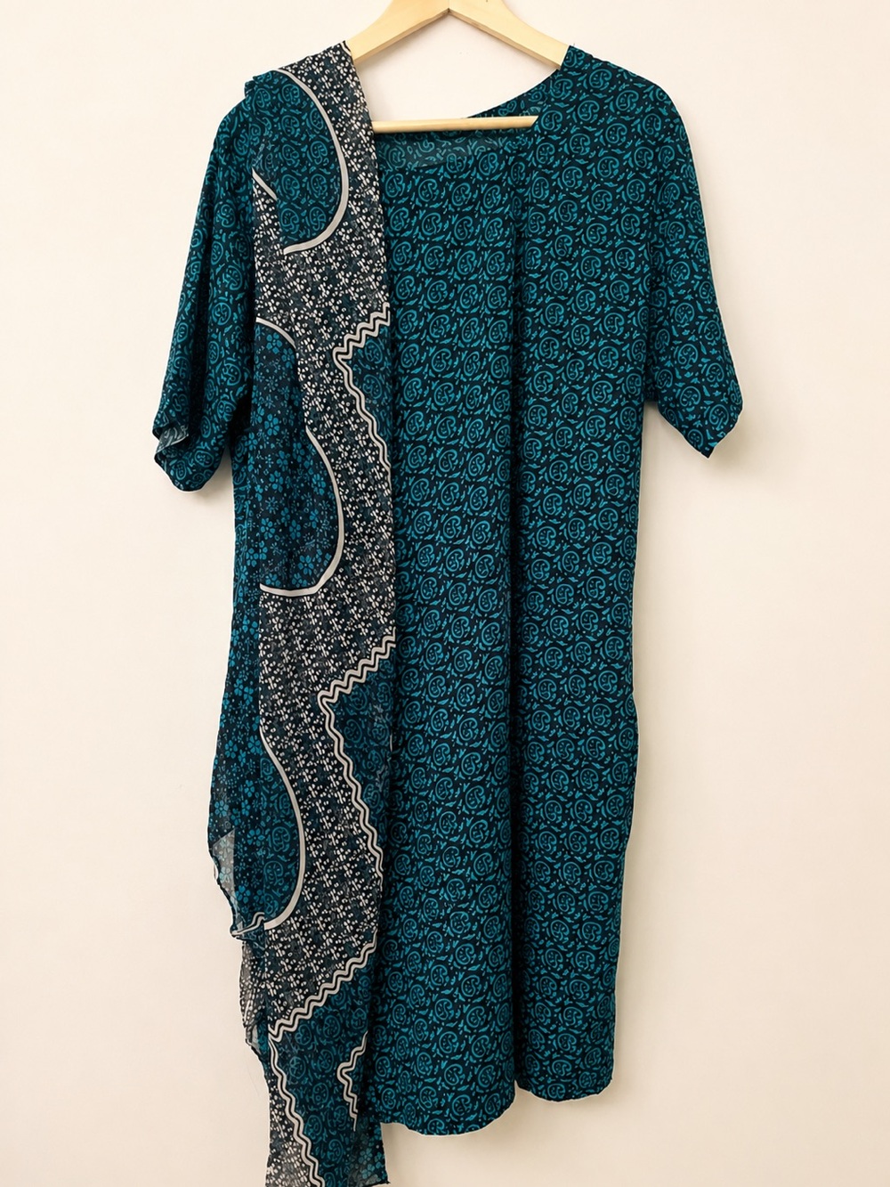 Indian/Pakistani Kurta and Dupatta (2 pieces)